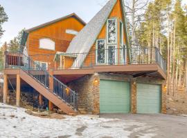 Wooded Retreat with Private Hot Tub in Evergreen, Hotel in Evergreen