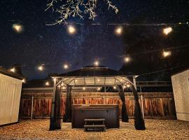 Sun & Snow Bungalow Remodeled Hot Tub W&D, hótel í South Salt Lake