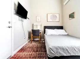 Cozy Micro Suite Unit 5 Sleeps 2 Minutes to Downtown
