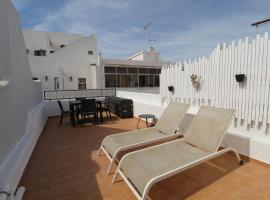 Townhouse with Rooftop Terrace in Olhão, хотел в Оляо