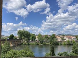 Bel appartement avec jardin et vue à Cahors, отель в городе Каор