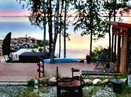 Mukava pieni 2-4h m&ouml;kki min 2 vrk Saimaan rannalla, poreallas, puusauna, Wi-Fi, Smart TV, parivuode ja vuodesohva, hotel com banheiras de hidromassagem em Savonlinna