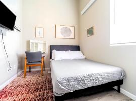 Cozy Micro Suite Unit 6 Sleeps 2 Minutes to Downtown, hotel v destinaci Tacoma