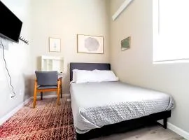 Cozy Micro Suite Unit 6 Sleeps 2 Minutes to Downtown
