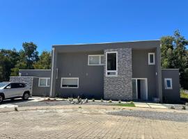 Amplia casa al borde del río Pingueral, hotel Dichatóban