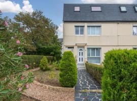 Maison familiale avec jardin - 5 chambres, hotel din Caen