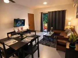 Modern 3 Bedroom Penthouse Apartment with Free Parking