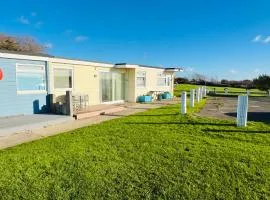 2 Bedroom Chalet SB35, Sandown, Free Wifi, Dog Friendly