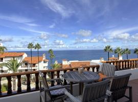 Immaculate Corner Condo with Golf Cart Just Steps to Beach, hotel ad Avalon