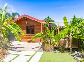 Chalet avec jacuzzi privé, Jardin tropical, proche plages, Hotel in Sainte-Rose