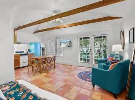 Cozy Studio Cottage w Pool Access