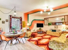 Retro Retreat in Rhododendron! Unique Mt Hood Base