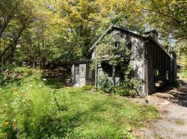 The Arts & Crafts House with Skylights, Deck, Jetted Bathtub, ξενοδοχείο σε Kingston