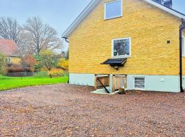 Awesome Apartment In Lindome With Sauna, hotel din Lindome