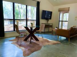 Cozy Cabin Escape, viešbutis mieste Bastropas