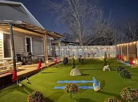 9 Hole Mini Golf, Sports, Bocce and 12 mins to Downtown