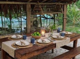 Aore Island Private Beach House, hotel i Aimbuei Bay