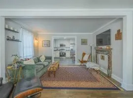 Eclectic Inn Downtown - 2 miles to Sanford Stadium home