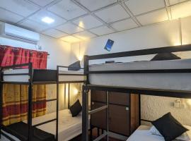 Secret Surf Hostel Family، فندق شاطئي في Nikawatawana