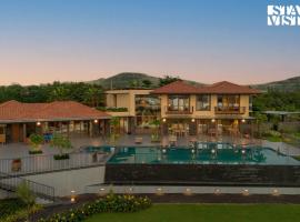 StayVista at SeaEra The Retreat with Infinity Pool, Jacuzzi, hotelli Nāsikissa