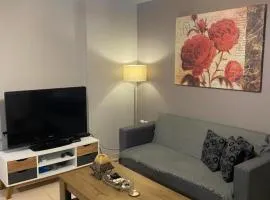 Χαίρε, ξεΐνε, παρ' αμμι φιλησεαι