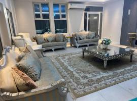 Huge luxury villa stay with private room – hotel w mieście Adżman