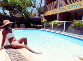 Hôtel les Bougainvilliers, готель у місті Сен-Жиль-ле-Бен