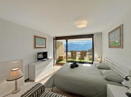 Alpine Club Retreat, Central Studio, Pool and View, хотел в Кранс Монтана