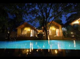 Cape Nirvana, Backwater & Pool villa – hotel w mieście Lavasa