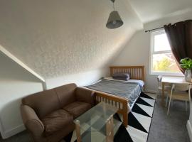 COMFY SPACIOUS TWIN Room WIFI in 2 bed maisonette EGHAM 2 mins STATION TW209LU, hotel em Egham