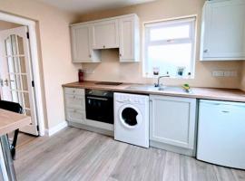 Entire 2 bed apartment with self check in, מלון בדונבוין
