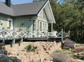 Unique Cabin By The Water On Kråkerøy, hotel a Kråkerøy