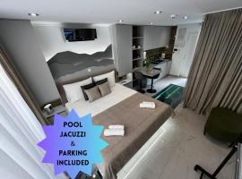 La Luna Petite Suite Deluxe Apartment with Pool & Jacuzzi, Bikes and Covered Parking, hotel a Našice
