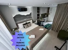La Luna Petite Suite Deluxe Apartment with Pool & Jacuzzi, Bikes and Covered Parking