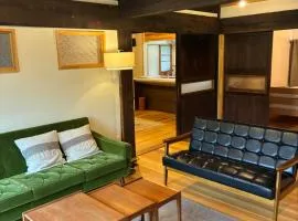 麻の里の宿asanone。岩櫃山に佇む1日1組限定の古民家一棟貸し宿。