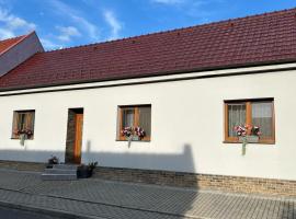 U Tabáčka, hotel a Hradčovice