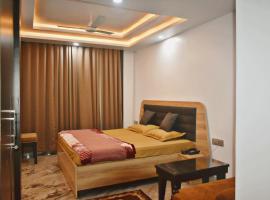 Hotel Neelkanth، فندق في Tota Ām