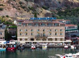 Assos Troy Port Hotel, &phi;&theta;&eta;&nu;ό &xi;&epsilon;&nu;&omicron;&delta;&omicron;&chi;&epsilon;ί&omicron; &sigma;&tau;&eta;&nu; Ά&sigma;&sigma;&omicron;