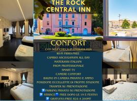 The Central Rock Inn camere con bagno privato self check in，皮亞琴察的飯店