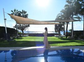 Villa Goldfish - 5BR Beachfront Luxury with Pool & Jacuzzi, hotel em Voroklini