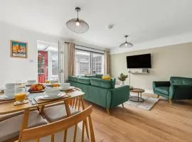 Cotswolds Vista - 5 Guest, 2 Bathroom Home with Driveway parking