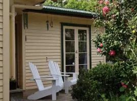 Tranquil Early 1900s Retreat in Auckland with Free Parking