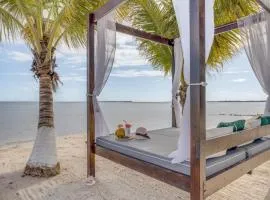 Maya Alux Beach House - 6BR Beachfront, Pool & Gym