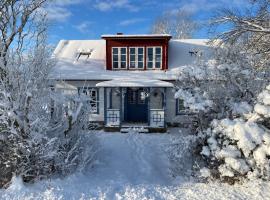 Vackert nyrenoverat 1800-talshus med bastu, vedspis och kamin, hotel em Hemse