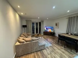 New Stylish 2-Bed Apartment - Wi-Fi, Netflix & Parking