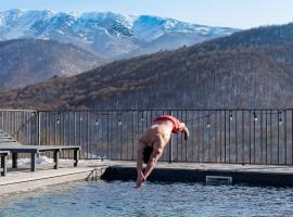 Heating pool villa with forest view, hot tube, cinema and PlayStation, Hotel in Dilidschan