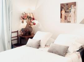 PARIS AUTHENTIC HOUSE Entier 1920's House, For Groups, Métro Line 7 station Porte d'Ivry, hotel a París