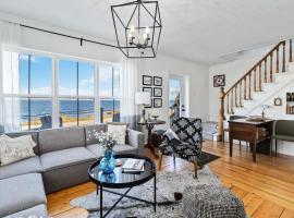Oceanfront holiday home minutes from Lunenburg, Hotel in Blue Rock