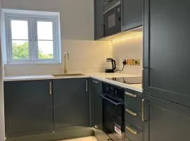 Lavish The White Apartment