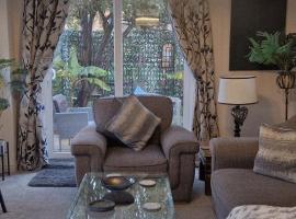 Stunning Fir Trees Corner 3 bedroom detached Executive house with free drive way parking for 2 vehicles 1 mile from M5 dogs welcome, Hotel in Worcester